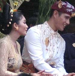 Happy Salma Dilamar Suami Dengan Cincin India