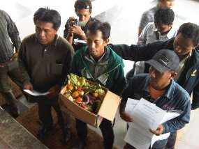 Diminta Usut Kasus Century, KPK diberi Sayur Busuk