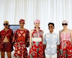 Batik Gaya Modern Dari Kain Vintage Karya Edward Hutabarat