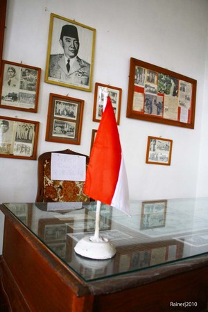 Menumbing, Menelanjangi Sejarah Bung Karno 