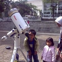 Warga Bandung Asyik Teropong Matahari di ITB