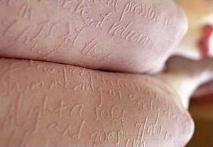 Huang si Perempuan Kertas, yang Kulitnya Bisa Dibuat Huruf