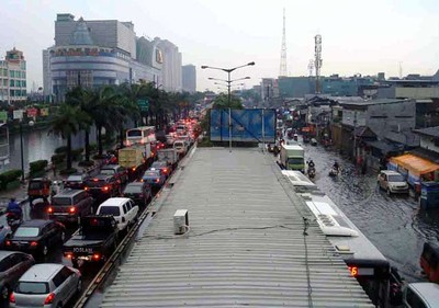 Hujan Lumpuhkan Jakarta 