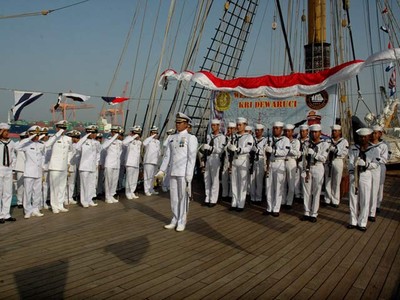 HUT TNI di Atas KRI Dewaruci