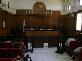 Hakim Tidak Hadir, Sidang Perdana Bupati Jember Ditunda