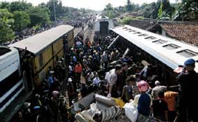 KA Argo Anggrek Tabrak KA Senja Utama dalam Kecepatan 56 km/jam