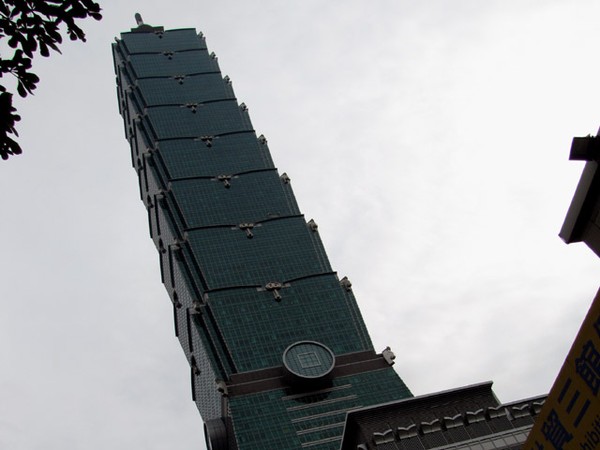 Naik ke Puncak Taipei 101