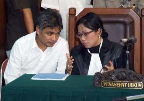 Erwin Arnada Tiba di Kejari Jaksel Tanpa Ekspresi