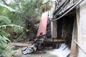 Tabrak Pagar Jembatan, Truk Kontainer Terjun ke Sungai
