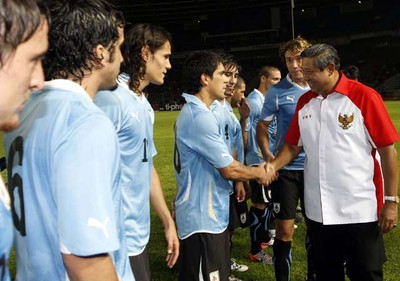 SBY Tonton Indonesia vs Uruguay