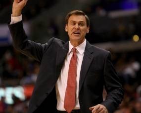 Pelatih Mavericks Pingsan di Tepi Lapangan