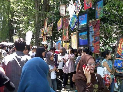 Pasar Seni ITB Ramai Pengunjung