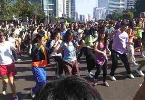 1000 Orang Mendadak Joget Bareng, Lalu Bubar Dalam Sekejap