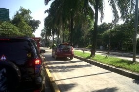 Tak Ada Penjaga, Busway Ragunan Diterobos Kendaraan