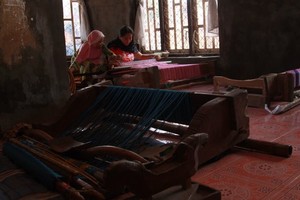 Belajar Menenun: Melatih Kesabaran Cara Dompu