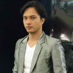 Tiba di Ambon, Nicholas Saputra Disambut Pelangi
