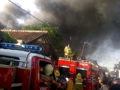 Pabrik Tinner Terbakar