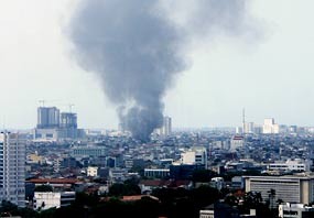 Pemukiman Padat Pinggir Rel di Pekojan Terbakar