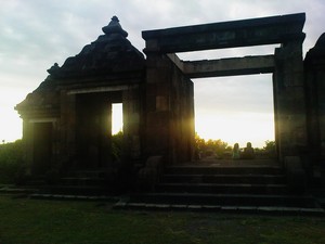 Mengejar Sunset di Candi Ratu Boko