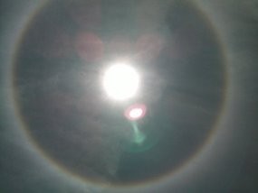 Wow....Matahari di Padalarang Dikelilingi Pelangi