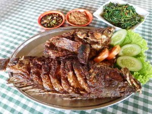 Asyiknya Refleksi Plus Makan Seafood Segar