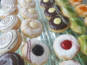 Lezatnya Donat Plus Kopi Asli Indonesia!