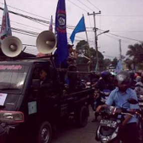 Ajak Berunjukrasa, Ratusan Buruh di Cimahi Gedor Pabrik