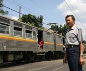 Anak Kecil Tewas Kesetrum di Atap KRL Ekonomi di Stasiun UI 