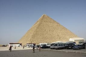 Nakalnya Pedagang Asongan di Piramida Giza 