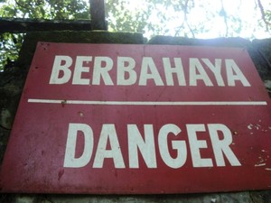 Satwa Dikandang Penuh Sampah