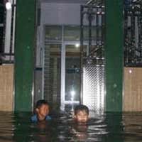 Banjir Rendam Ratusan Rumah di Surabaya Barat 