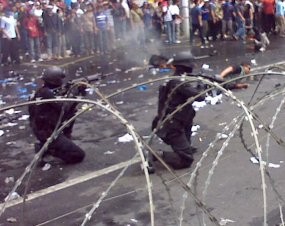 Simulasi Penanganan Aksi Anarkhis di Semarang Dipenuhi Suara Tembakan