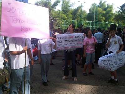 Siswa Tolak Eksekusi Sekolah Mereka