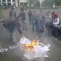 Massa Format Nekat Bakar Wajah Gubernur di Tangga Gedung Sate