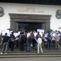 Tanpa Kawalan Polisi, Pedemo Berhasil Dobrak Gerbang Gedung Sate