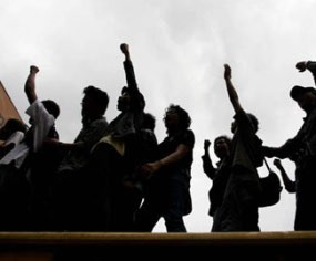 Sejumlah Polisi dan Wartawan Luka Terkena Batu