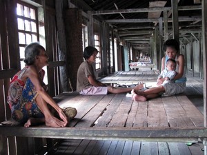 Kehidupan Penghuni Rumah Betang Saham