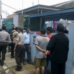 Pelaku Tinggi Besar dan Pakai Helm Full Face