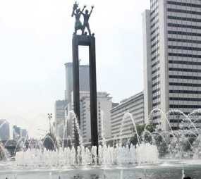 Bertelanjang Kaki, Bule Asal Inggris Kesasar di Bundaran HI