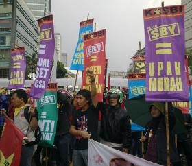 Mahasiswa Tutup Jl Diponegoro, Lalin Macet