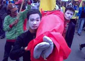  Demo Setahun SBY-Boediono, Mahasiswa Semarang Usung Mayat