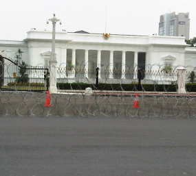 Sambut Pendemo, Kawat Berduri & Ratusan Polisi Siaga di Depan Istana 