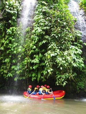 Sekali Mendayung di Sungai Ayung, Dua-Tiga Keindahan Terlampaui