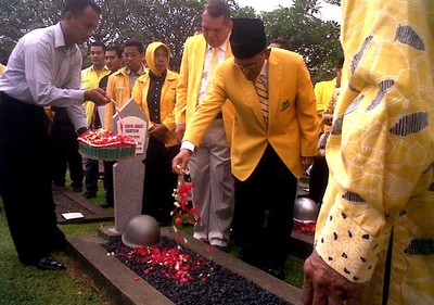Ical Tabur Bunga di Makam Sudharmono