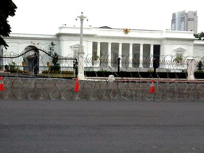 Kawat Berduri Sambut Pendemo