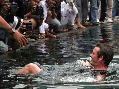 Bule Stres Berenang di Kolam Bundaran HI