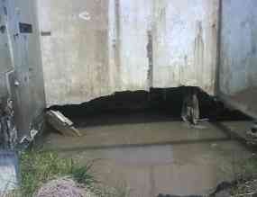 3 Bekas Toko Dekat Rel KA di Porong Ambles 6 Meter 