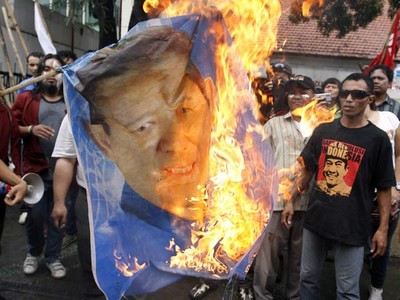 Massa Bakar Spanduk SBY