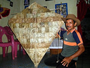 Akankah Tradisi Layangan Daun Serentan Daunnya