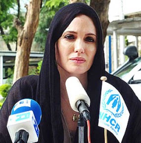 Angelina Jolie Dilirik Jadi Cleopatra